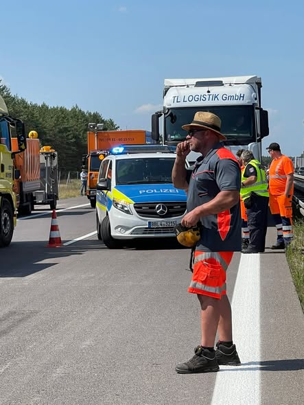 Polizeieinsatz nach Verkehrsunfall mit Lkw auf deutscher Bundesstraße – Einsatzkräfte sichern die Unfallstelle, Polizeifahrzeug und Lastwagen stehen auf der Fahrbahn.
