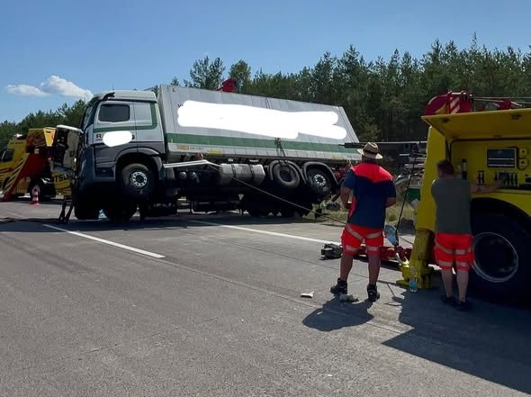 Lkw-Bergung nach schwerem Verkehrsunfall auf Bundesstraße – Einsatzkräfte sichern einen verunglückten Lastwagen, Abschleppfahrzeuge und Straßenarbeiter im Einsatz.