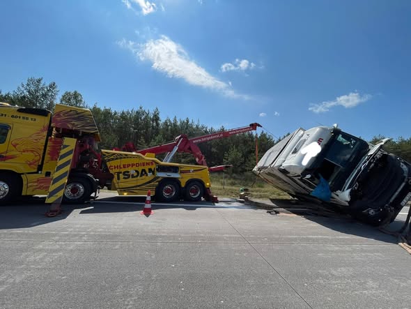 Umgestürzter Lkw nach Verkehrsunfall auf Bundesstraße – Abschleppdienst hebt den verunglückten Lastwagen mit Kran, Bergungsarbeiten bei Tageslicht