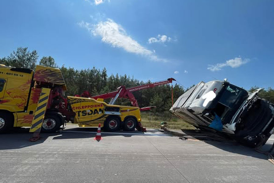 Lkw-Bergung nach schwerem Verkehrsunfall auf Bundesstraße