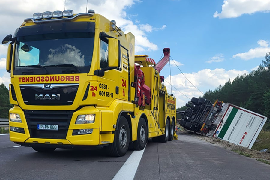 Lkw-Bergung nach schwerem Verkehrsunfall auf Bundesstraße