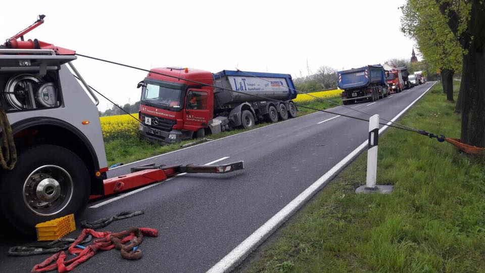 LKW Bergung nach Motorschaden – Schwerlastabschlepper zieht Sattelzug aus dem Straßengraben